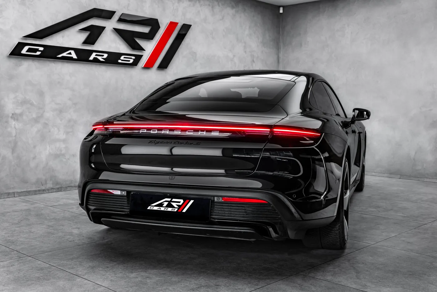 2020 Porsche Taycan Turbo S proposée par un concessionnaire spécialisé à Ostrava, Tchéquie, photo 6 sur 15