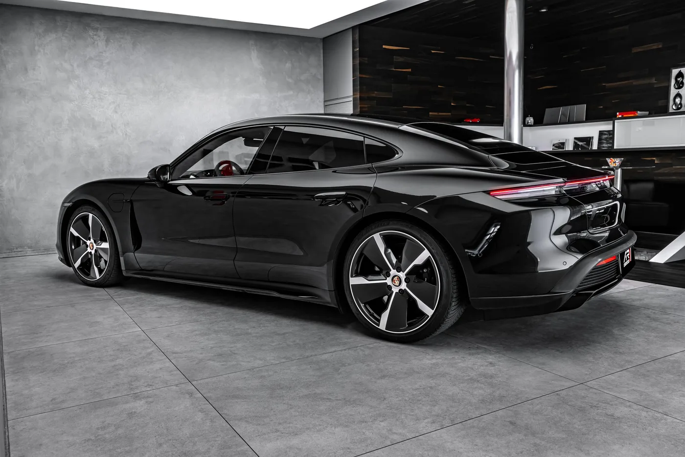 2020 Porsche Taycan Turbo S proposée par un concessionnaire spécialisé à Ostrava, Tchéquie, photo 7 sur 15