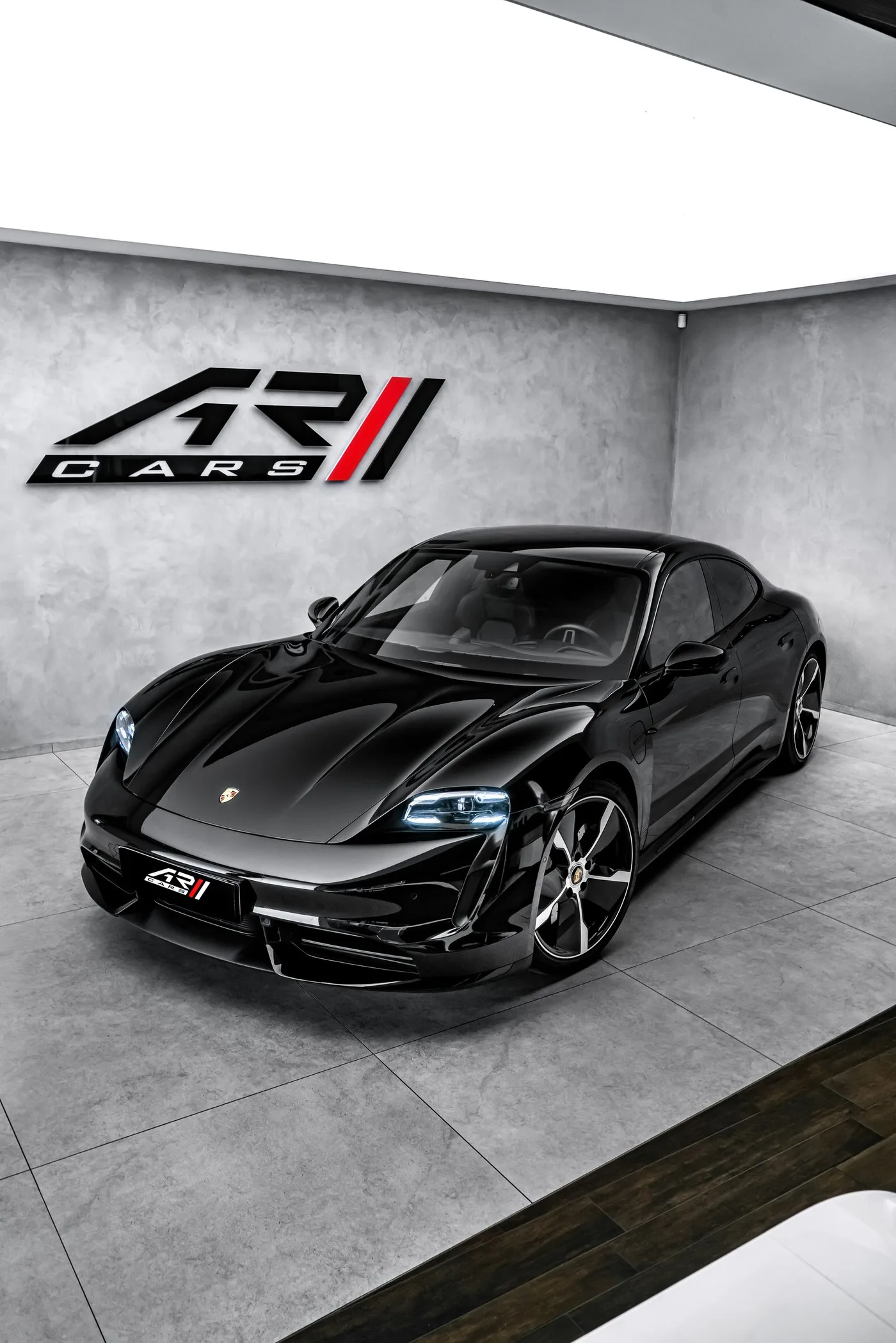 2020 Porsche Taycan Turbo S proposée par un concessionnaire spécialisé à Ostrava, Tchéquie, photo 8 sur 15