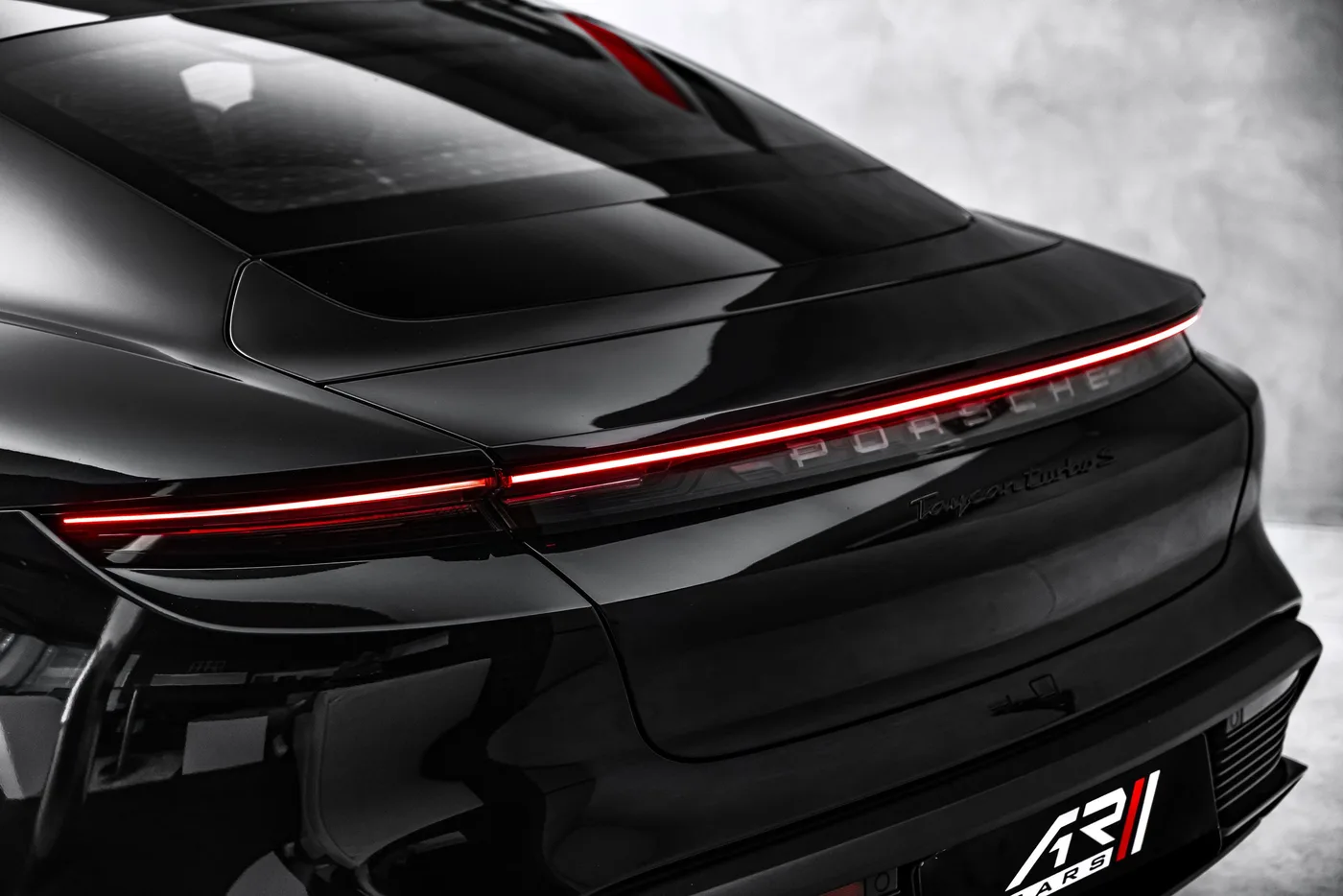 2020 Porsche Taycan Turbo S proposée par un concessionnaire spécialisé à Ostrava, Tchéquie, photo 10 sur 15