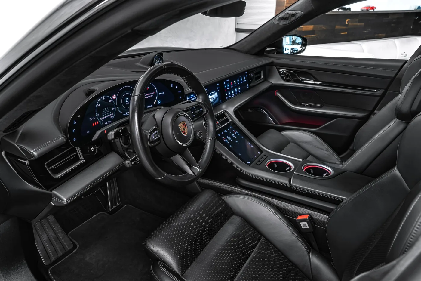 2020 Porsche Taycan Turbo S proposée par un concessionnaire spécialisé à Ostrava, Tchéquie, photo 12 sur 15
