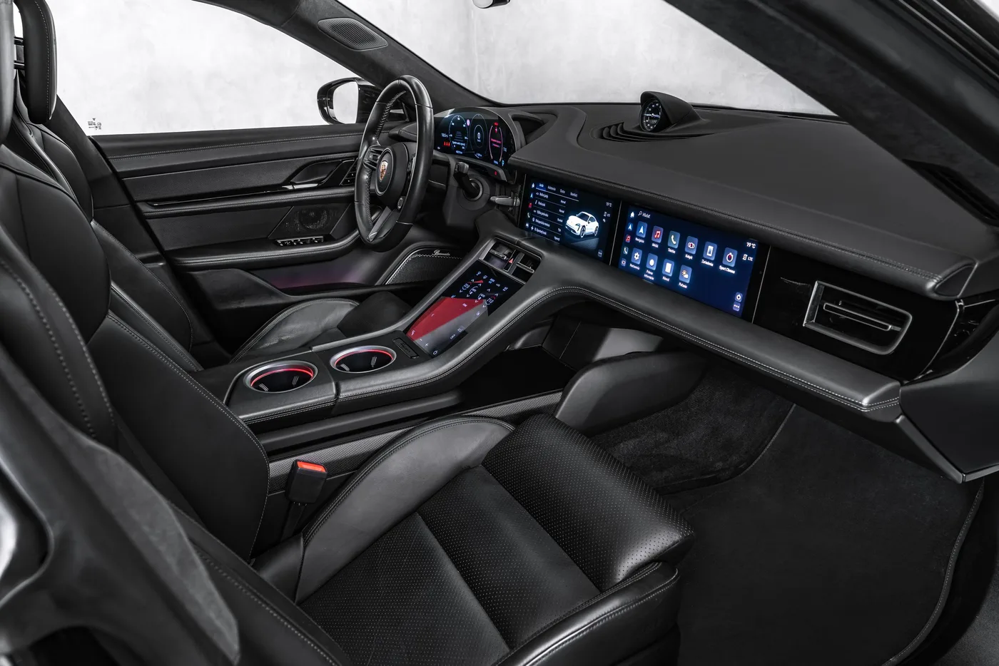 2020 Porsche Taycan Turbo S proposée par un concessionnaire spécialisé à Ostrava, Tchéquie, photo 13 sur 15