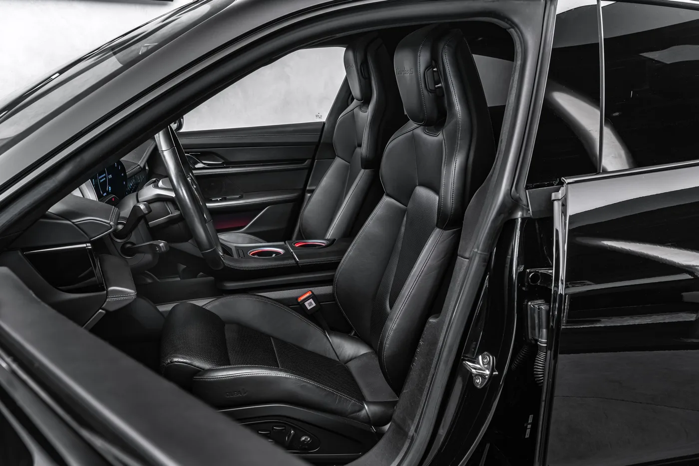 2020 Porsche Taycan Turbo S proposée par un concessionnaire spécialisé à Ostrava, Tchéquie, photo 14 sur 15