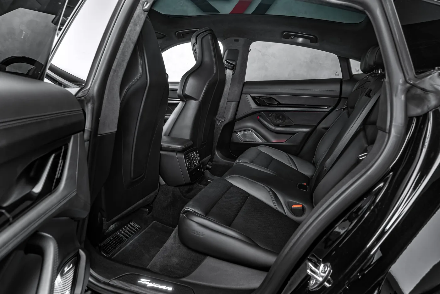 2020 Porsche Taycan Turbo S proposée par un concessionnaire spécialisé à Ostrava, Tchéquie, photo 15 sur 15