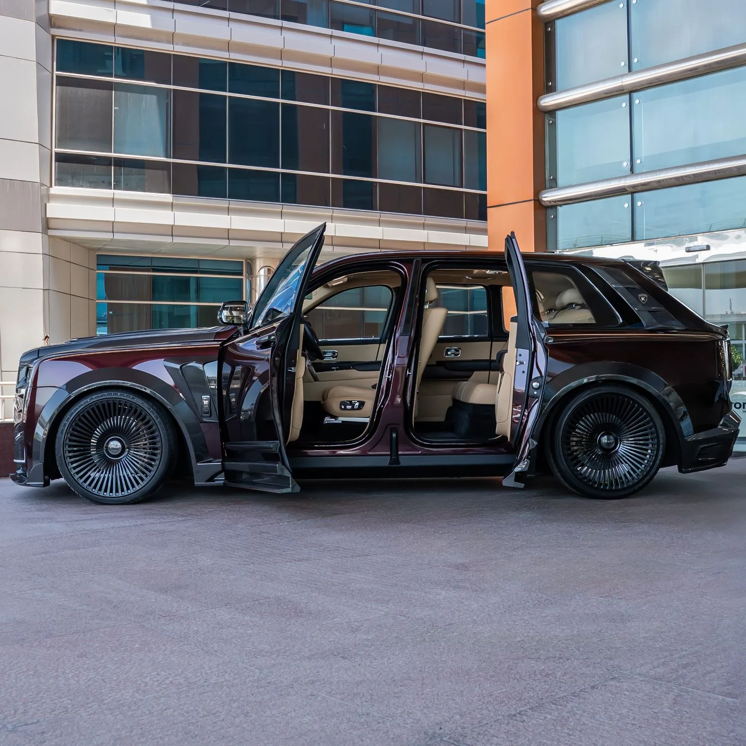 2020 Rolls-Royce Cullinan Black Badge offered by a specialist dealer in Dubai, United Arab Emirates, photo 2 of 18