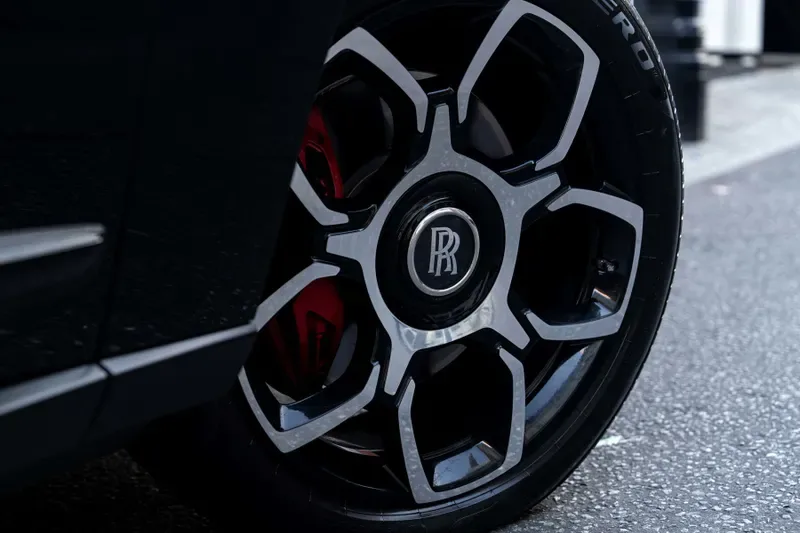 2020 Rolls-Royce Cullinan Black Badge, 28/29