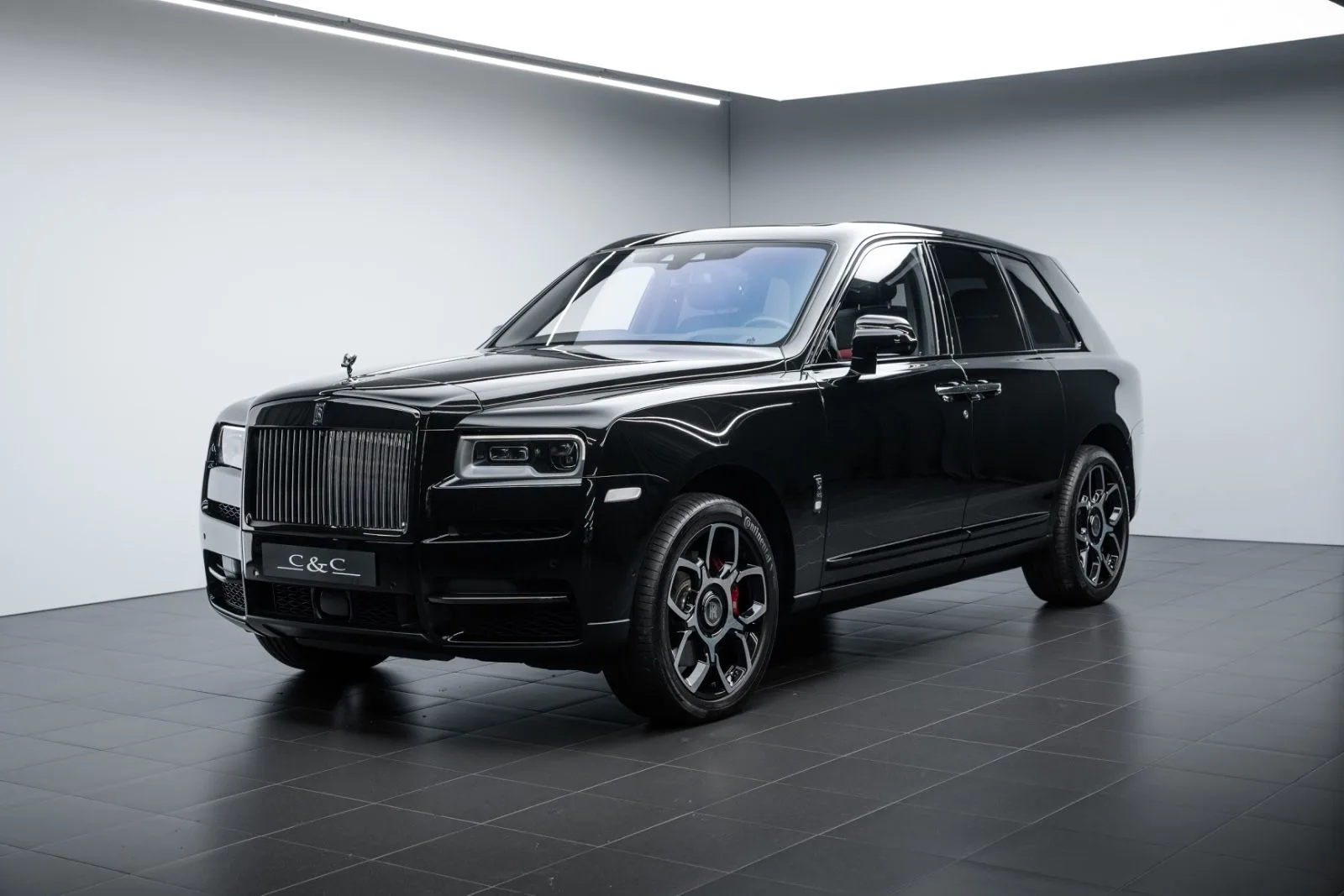 2020 Rolls-Royce Cullinan Black Badge offered by a specialist dealer in Putzbrunn, Germany, main photo