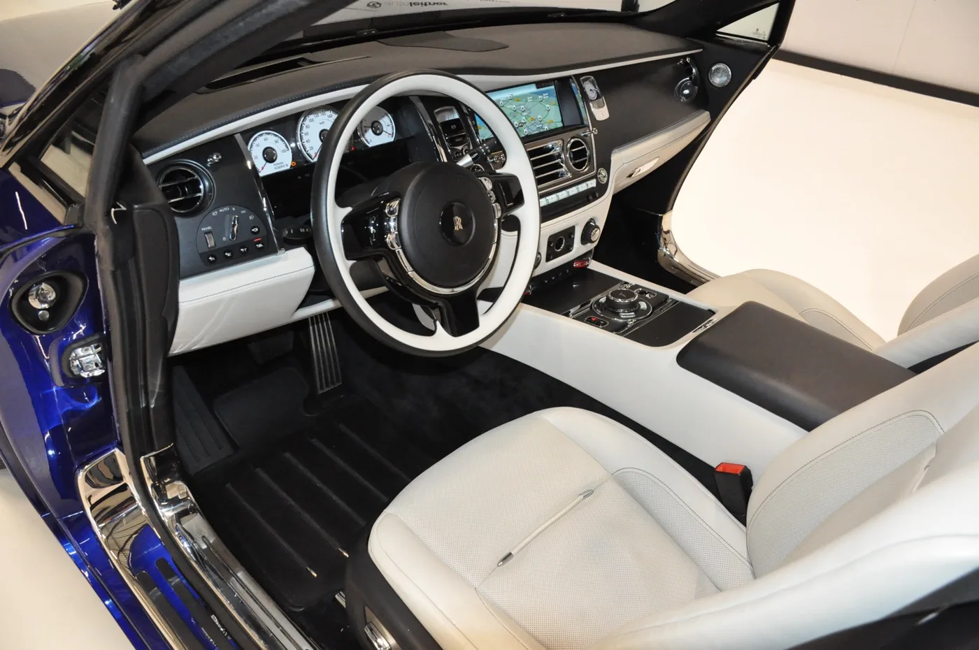 2020 Rolls-Royce Dawn Black Badge offered by a collector car dealer in Alkmaar, Netherlands, photo 2 of 15