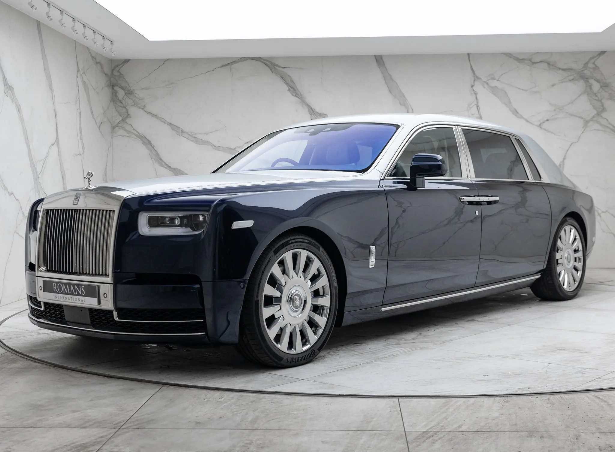 2020 Rolls-Royce Phantom Extended proposée par un concessionnaire spécialisé à Banstead, Royaume-Uni, photo principale