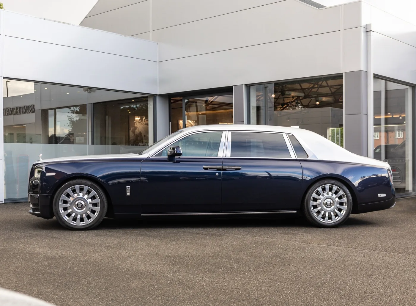 2020 Rolls-Royce Phantom Extended proposée par un concessionnaire spécialisé à Banstead, Royaume-Uni, photo 3 sur 15