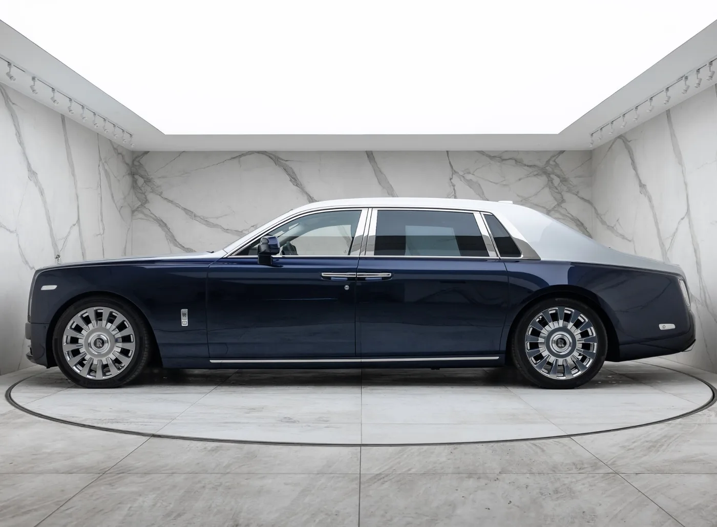 2020 Rolls-Royce Phantom Extended proposée par un concessionnaire spécialisé à Banstead, Royaume-Uni, photo 5 sur 15