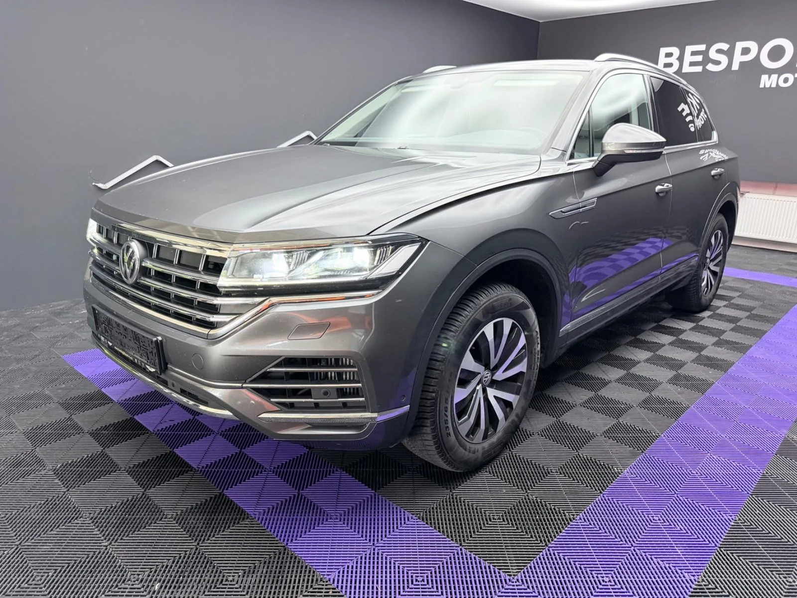 2020 Volkswagen Touareg Elegance proposée par un concessionnaire spécialisé à Bratislava, Slovaquie, photo principale