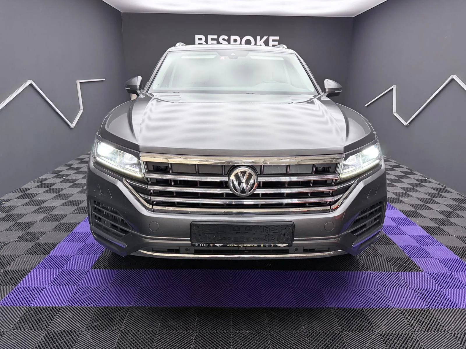 2020 Volkswagen Touareg Elegance, 2/25