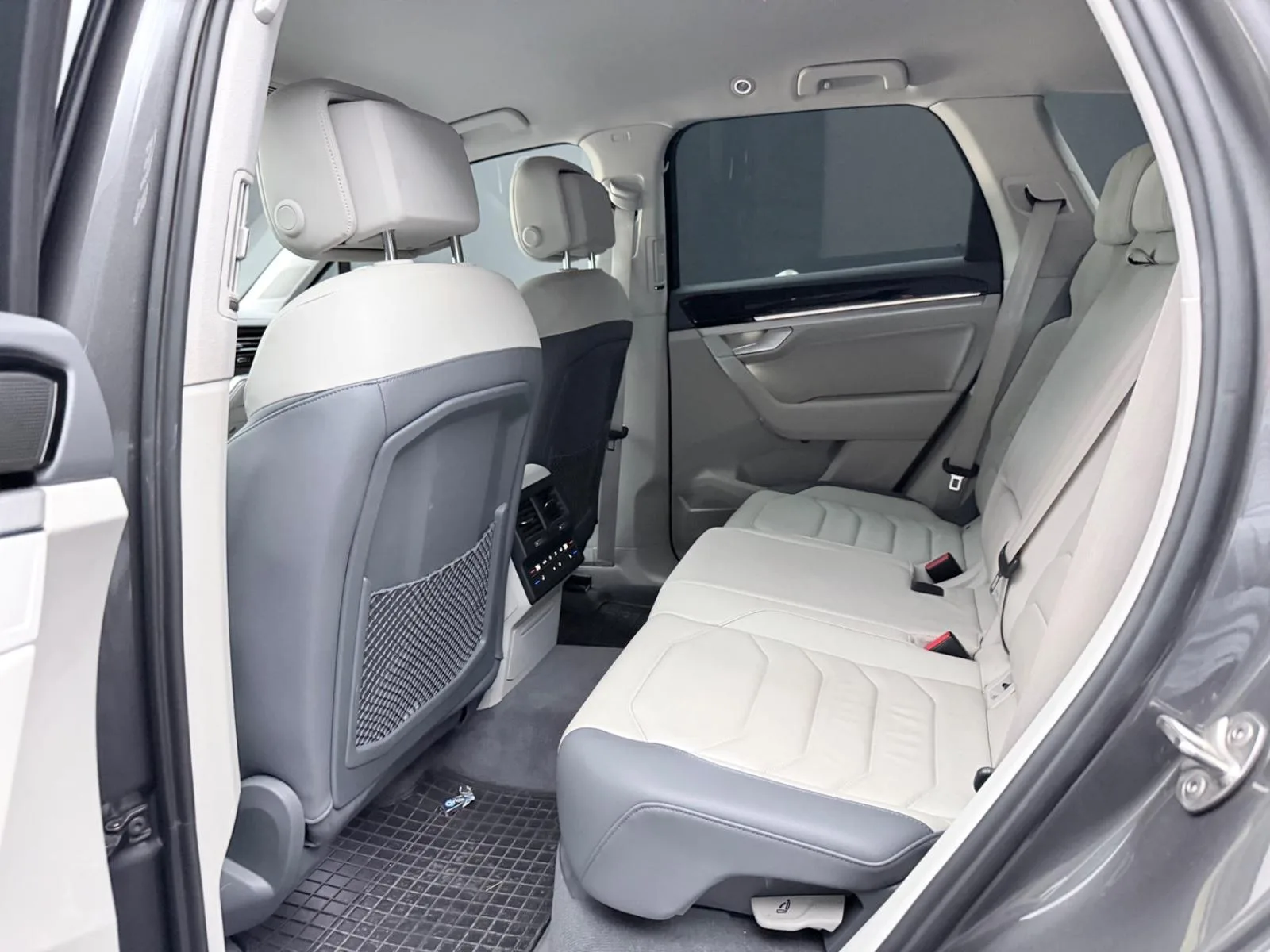 2020 Volkswagen Touareg Elegance, 14/25
