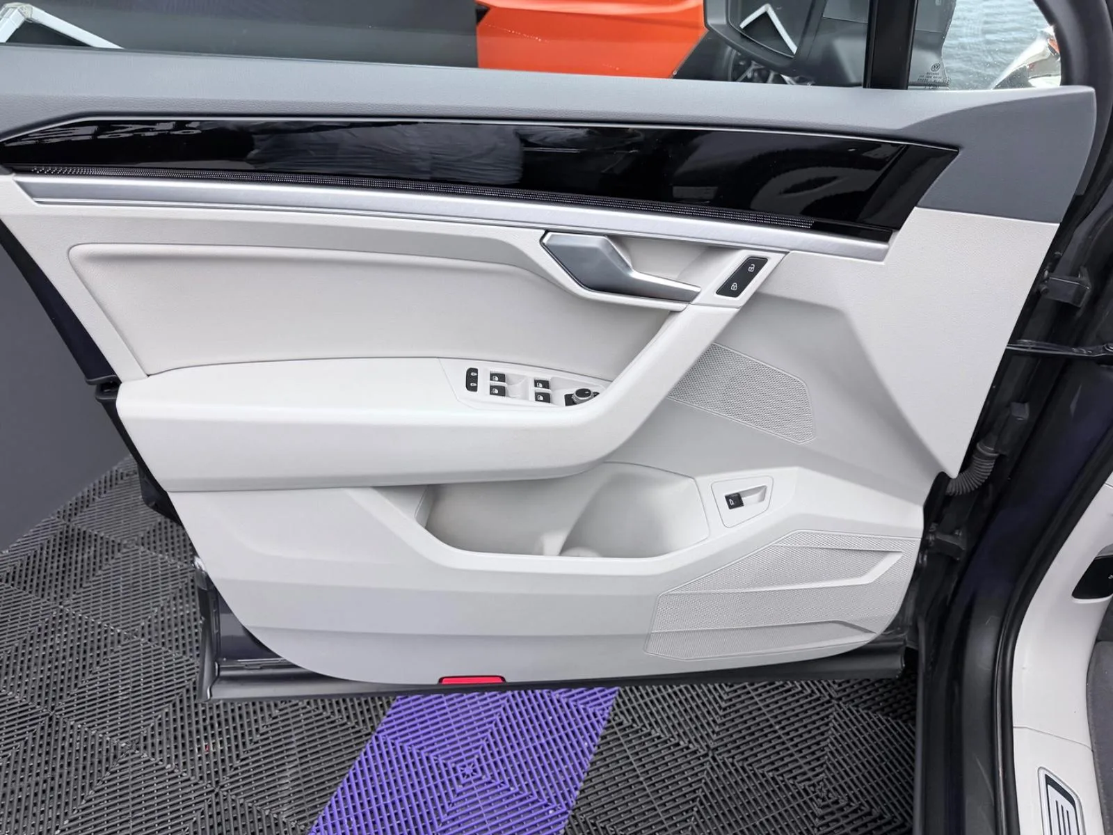 2020 Volkswagen Touareg Elegance, 18/25