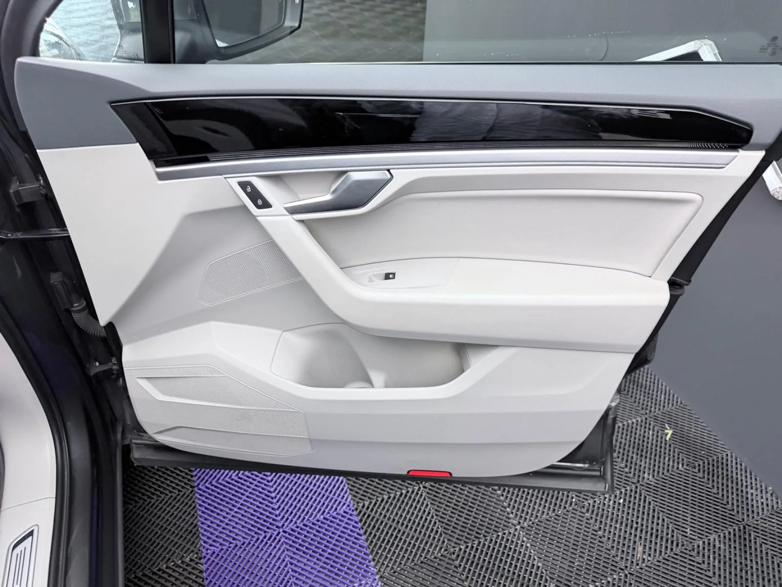 2020 Volkswagen Touareg Elegance, 19/25