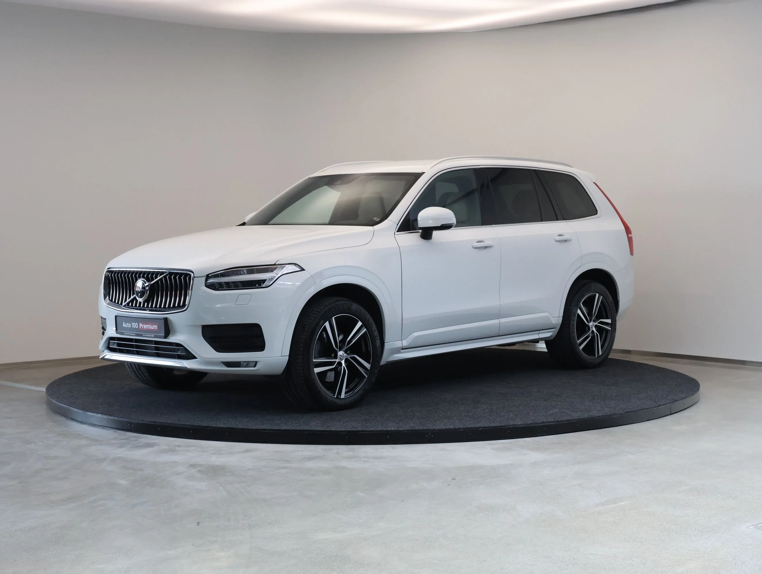 2020 Volvo XC90 B5 AWD R-Design angeboten von einem Fachhändler in Tallinn, Estland, Hauptfoto