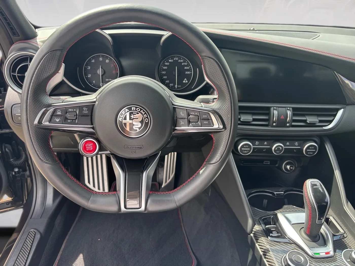 2021 Alfa Romeo Giulia Quadrifoglio offered by a specialist dealer in Singen, Germany, photo 13 of 15