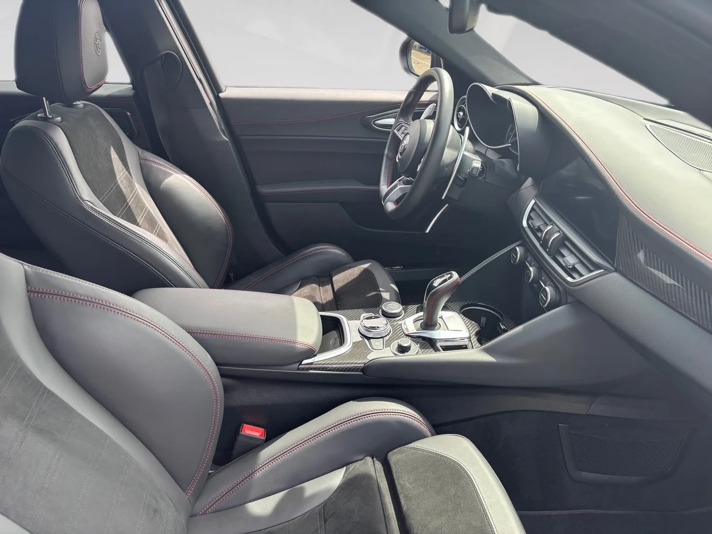 2021 Alfa Romeo Giulia Quadrifoglio offered by a specialist dealer in Singen, Germany, photo 15 of 15