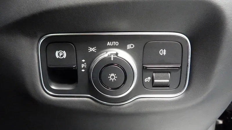 2021 Aston Martin DB11 V8, 25/27
