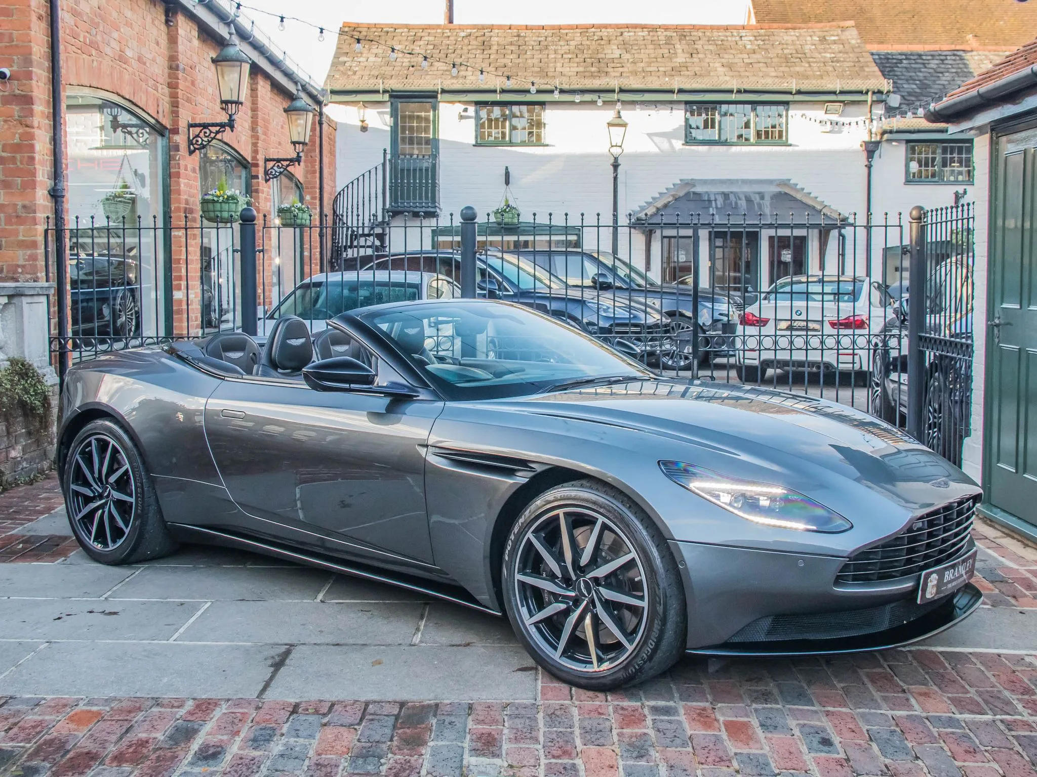 2021 Aston Martin DB11 Volante V8 en un concesionario especializado de Bramley, Reino Unido, foto principal