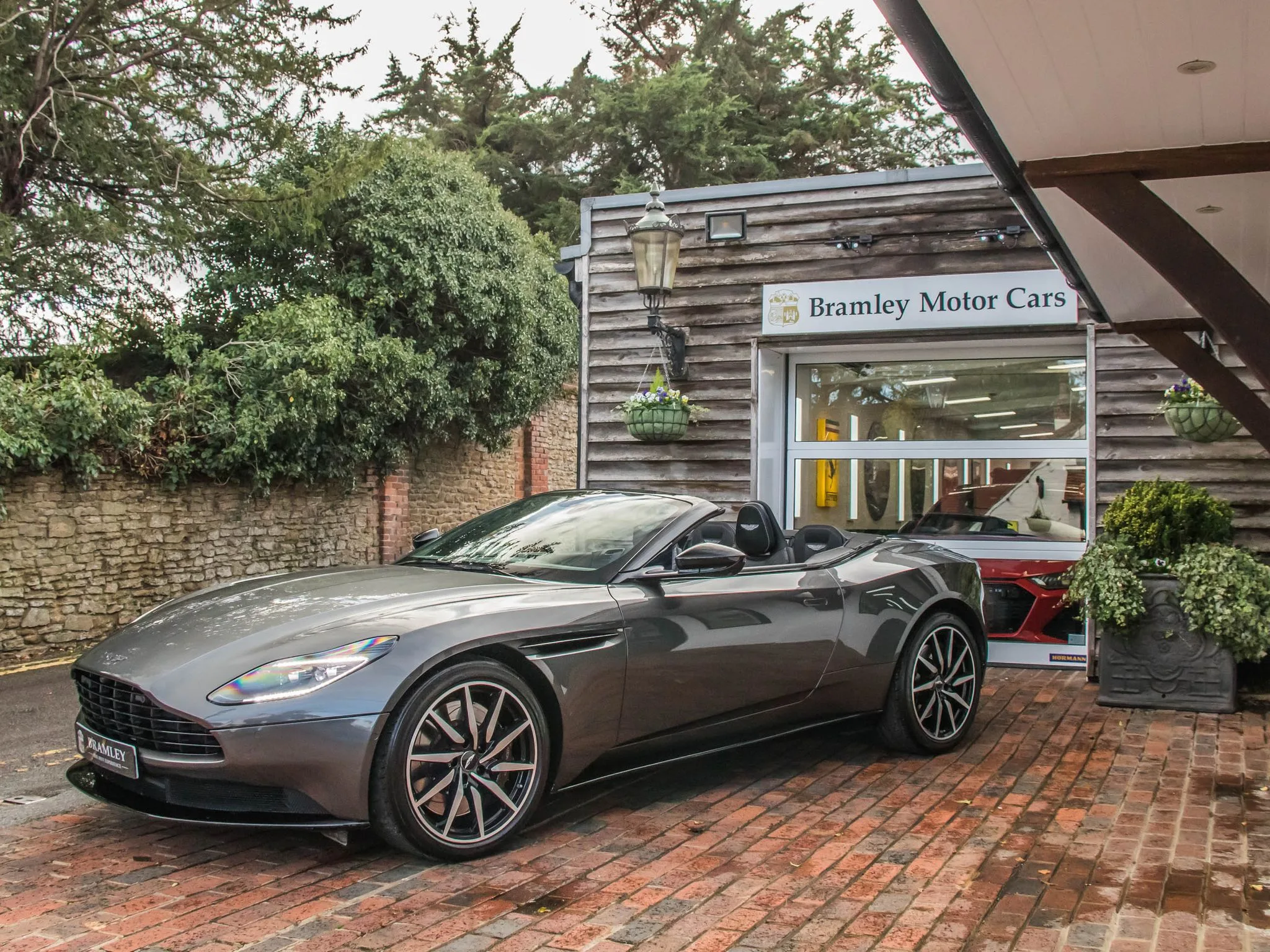 2021 Aston Martin DB11 Volante V8, 2/27