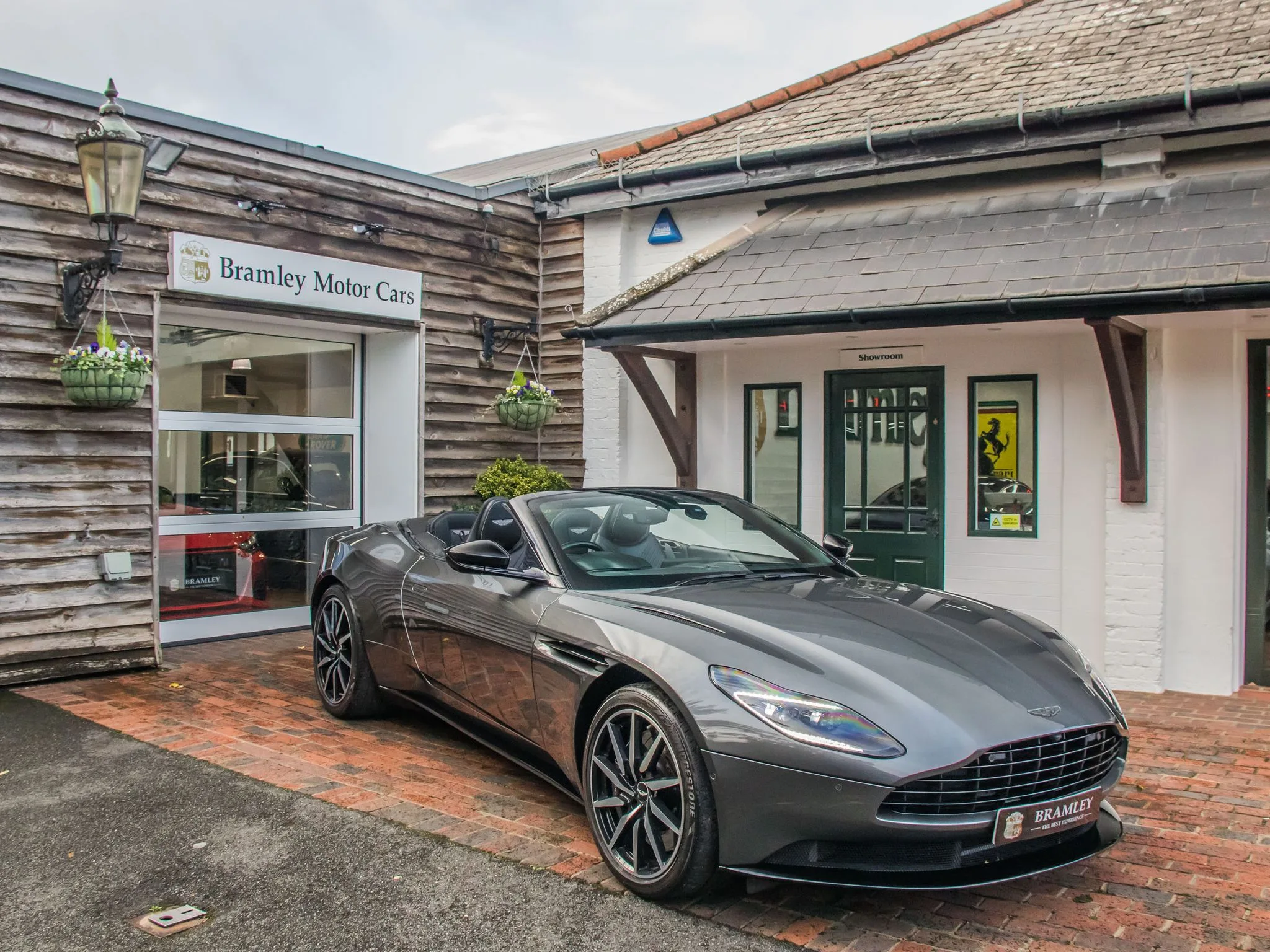 2021 Aston Martin DB11 Volante V8, 4/27