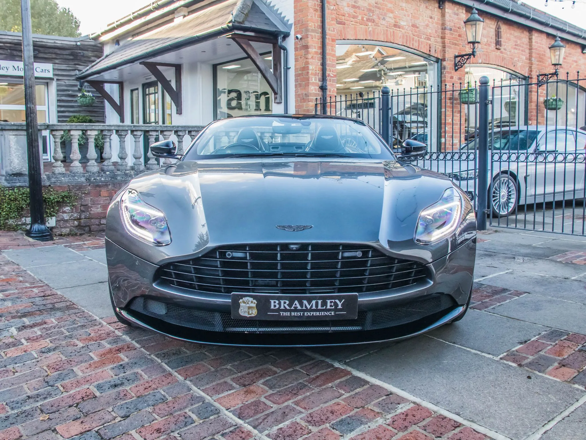 2021 Aston Martin DB11 Volante V8, 5/27