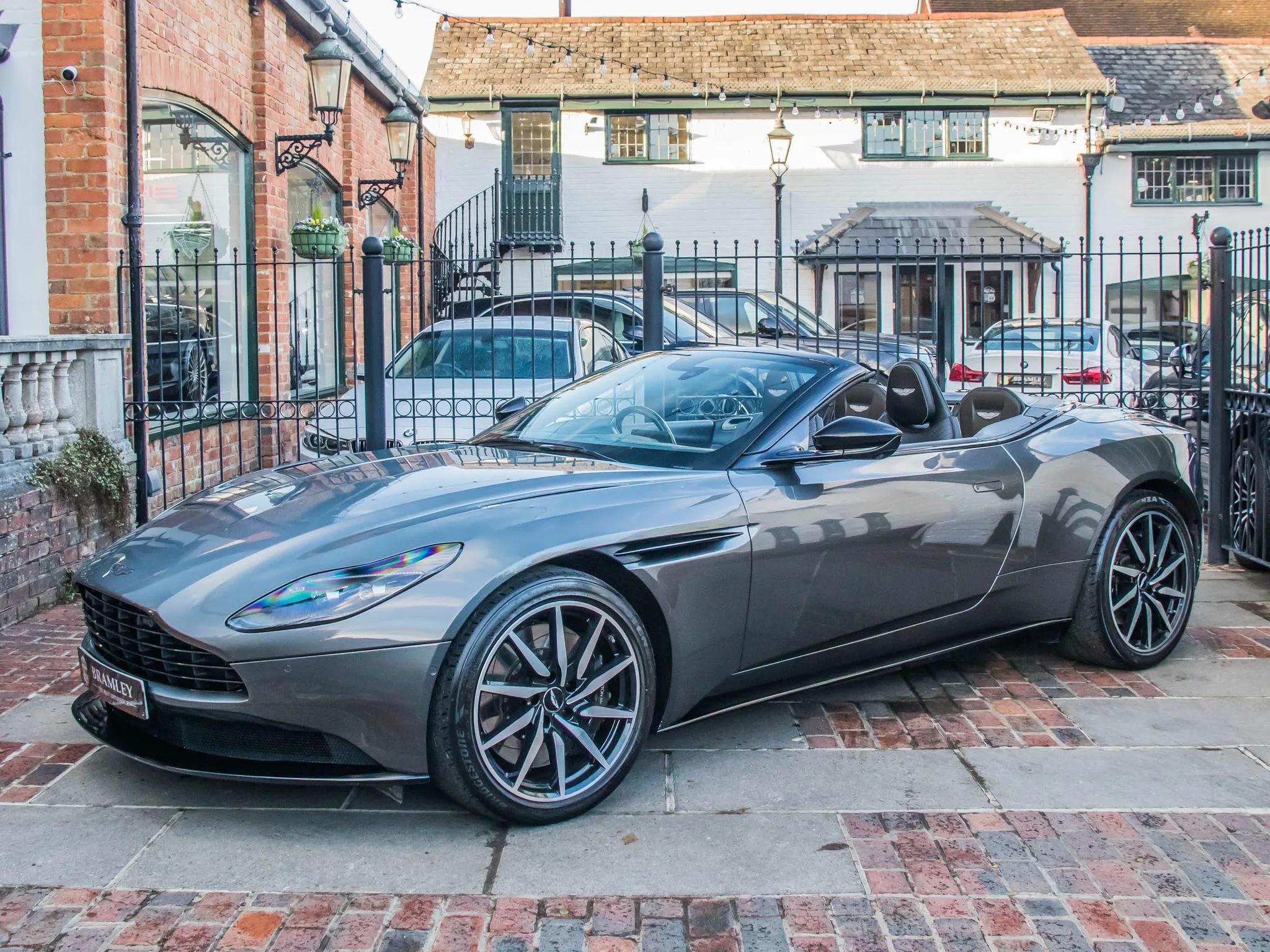 2021 Aston Martin DB11 Volante V8, 6/27