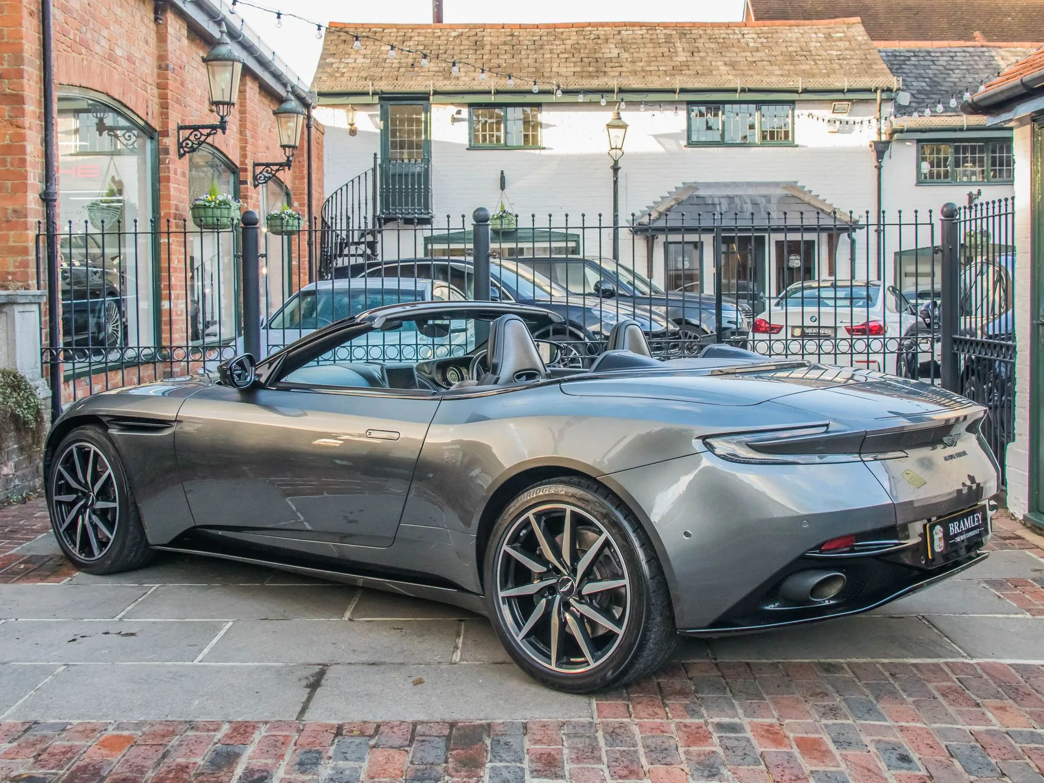 2021 Aston Martin DB11 Volante V8, 7/27