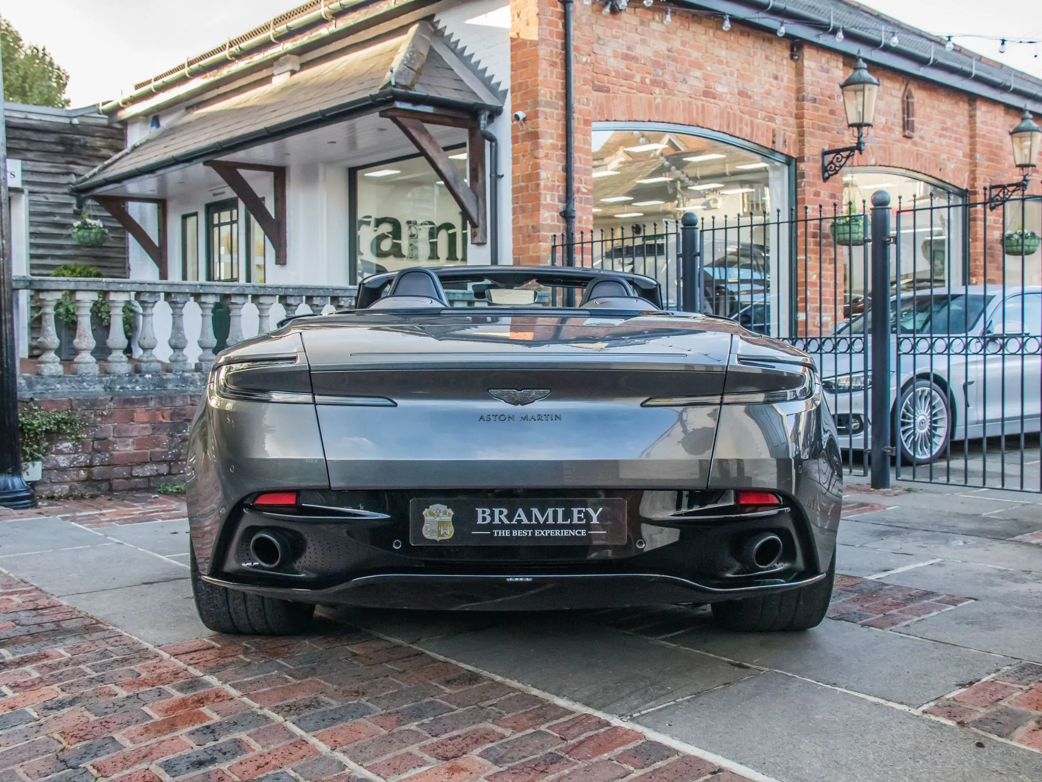 2021 Aston Martin DB11 Volante V8, 8/27