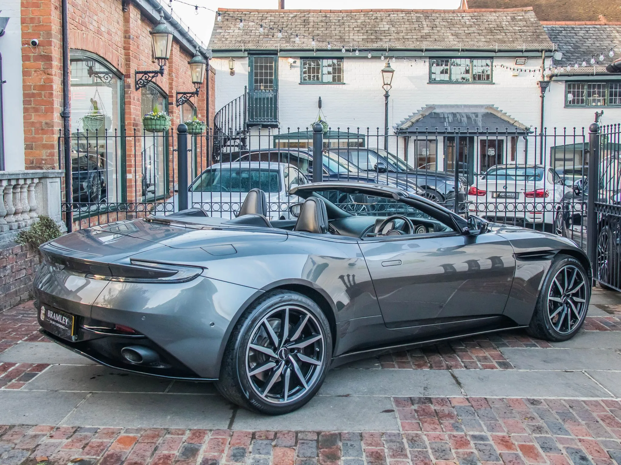 2021 Aston Martin DB11 Volante V8, 9/27