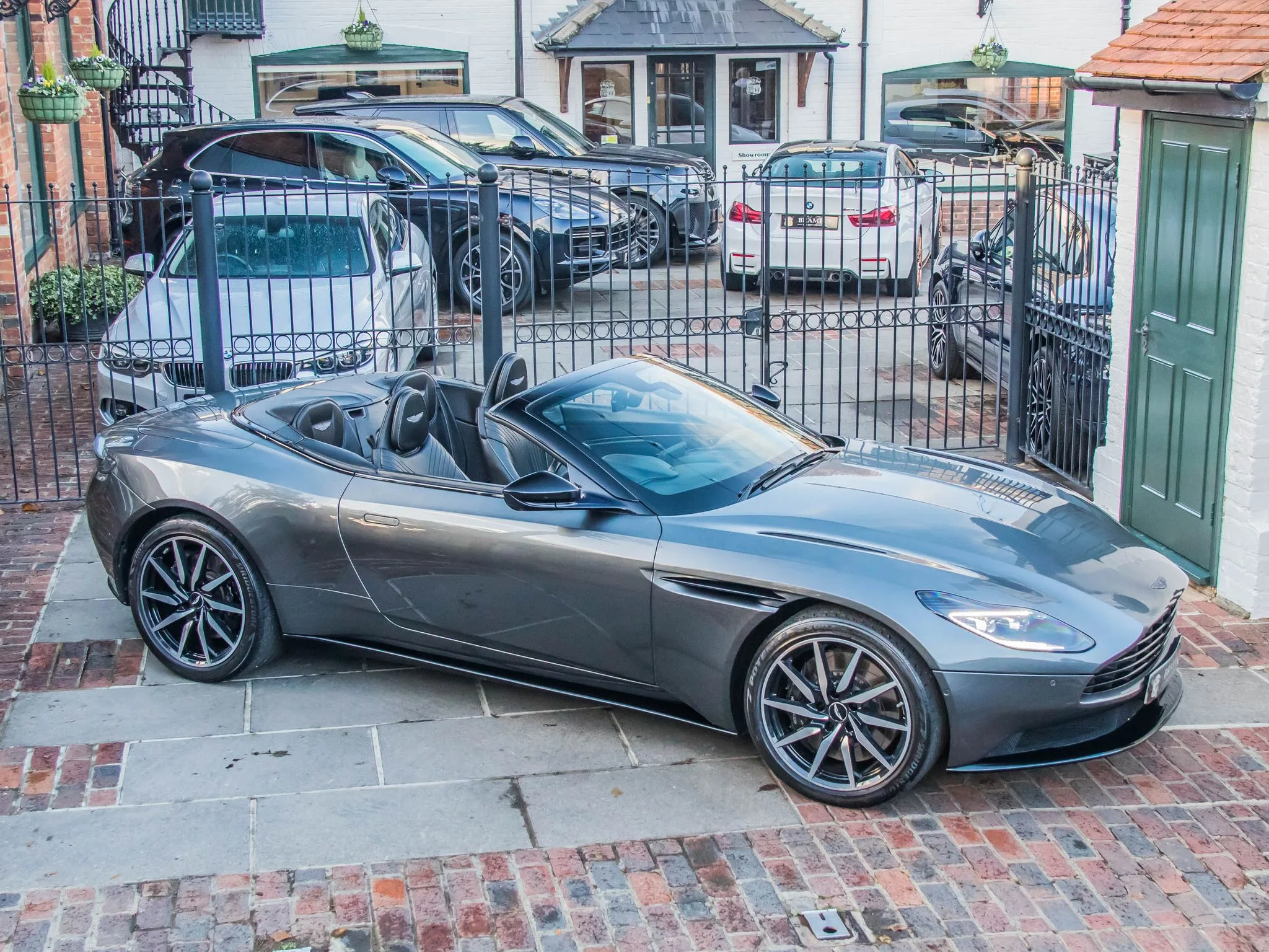 2021 Aston Martin DB11 Volante V8, 10/27