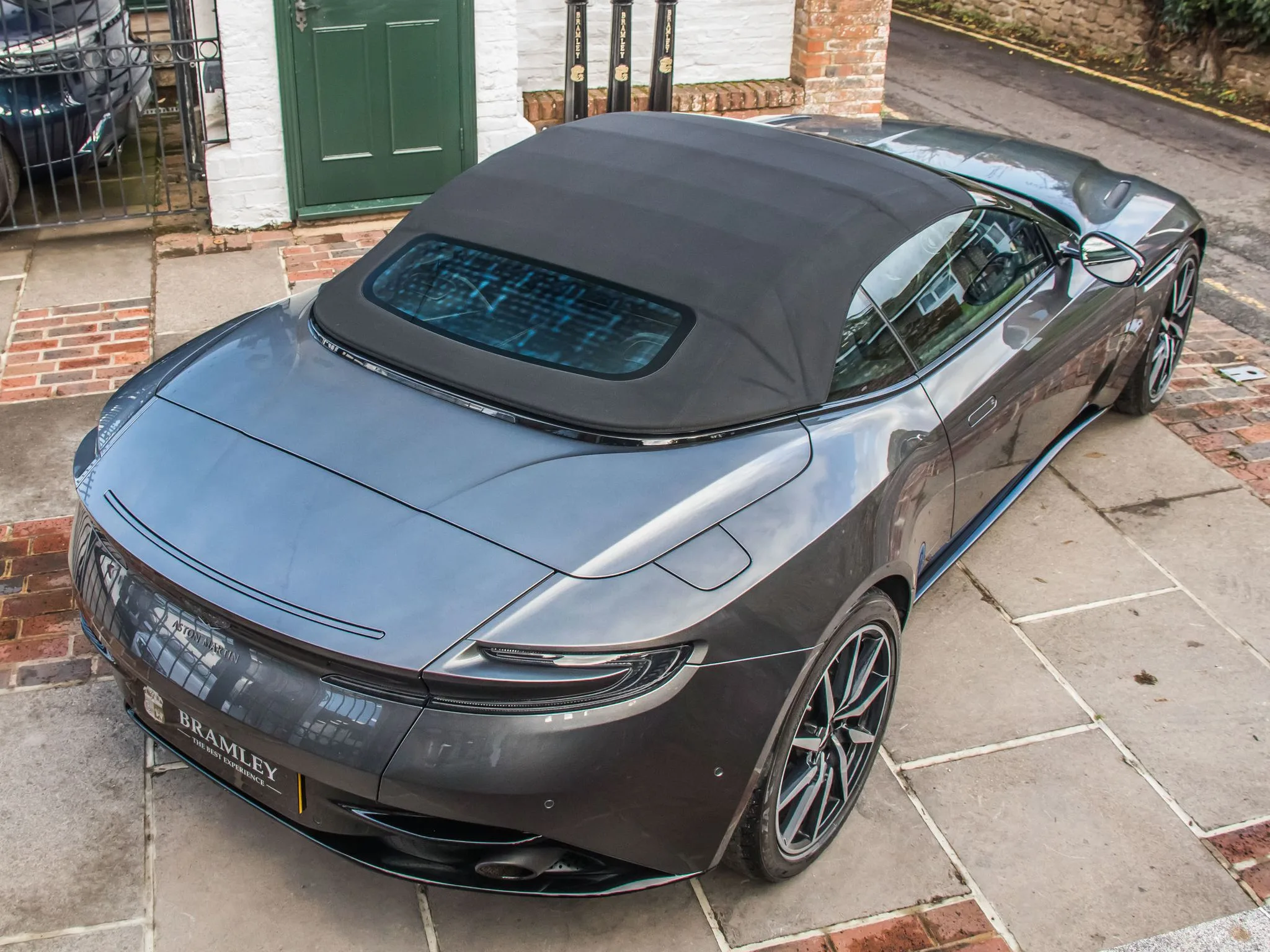 2021 Aston Martin DB11 Volante V8, 12/27