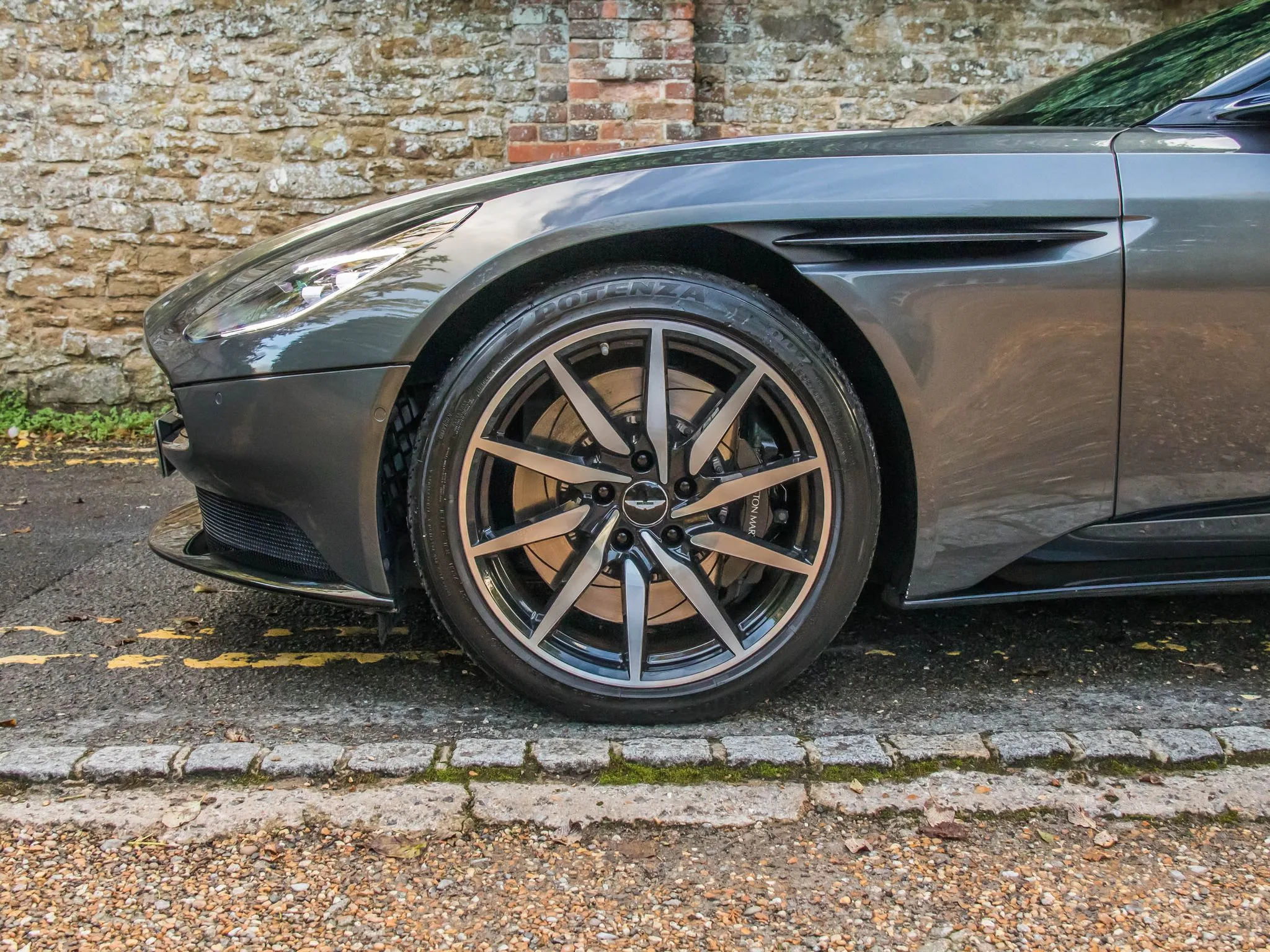 2021 Aston Martin DB11 Volante V8, 16/27
