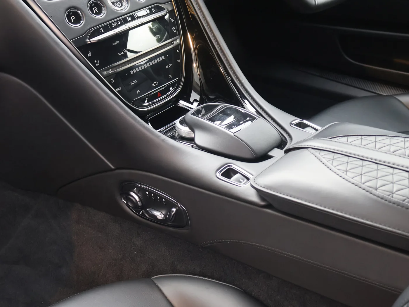 2021 Aston Martin DBS Superleggera Volante angeboten von einer Vertragshändlergruppe in Pangbourne, Vereinigtes Königreich, Foto 18 von 25