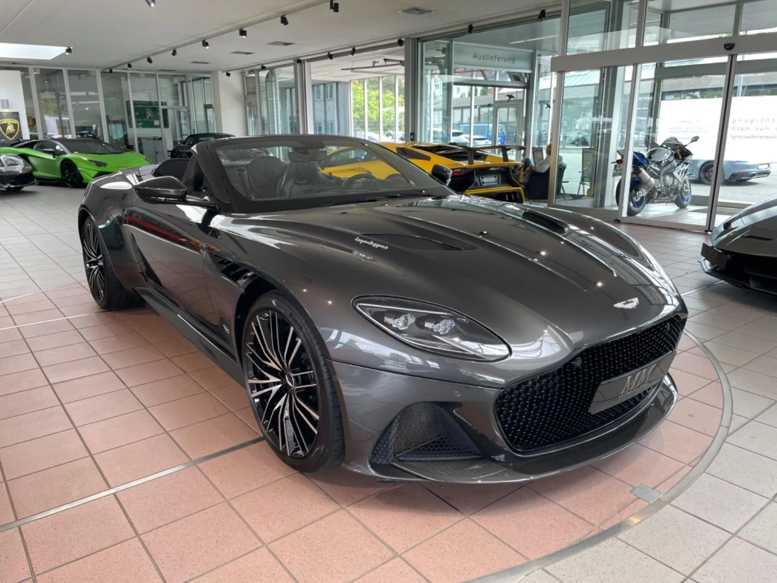 2021 Aston Martin DBS Superleggera Volante proposée par un concessionnaire spécialisé à Hannover, Allemagne, photo principale