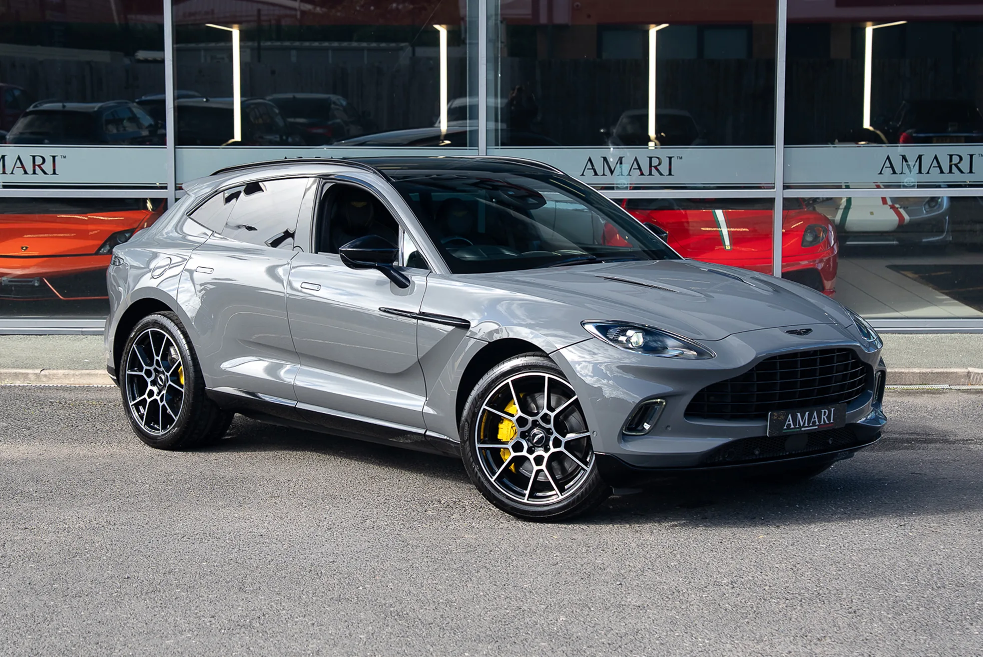 2021 Aston Martin DBX V8 proposée par un concessionnaire spécialisé à Preston, Royaume-Uni, photo principale