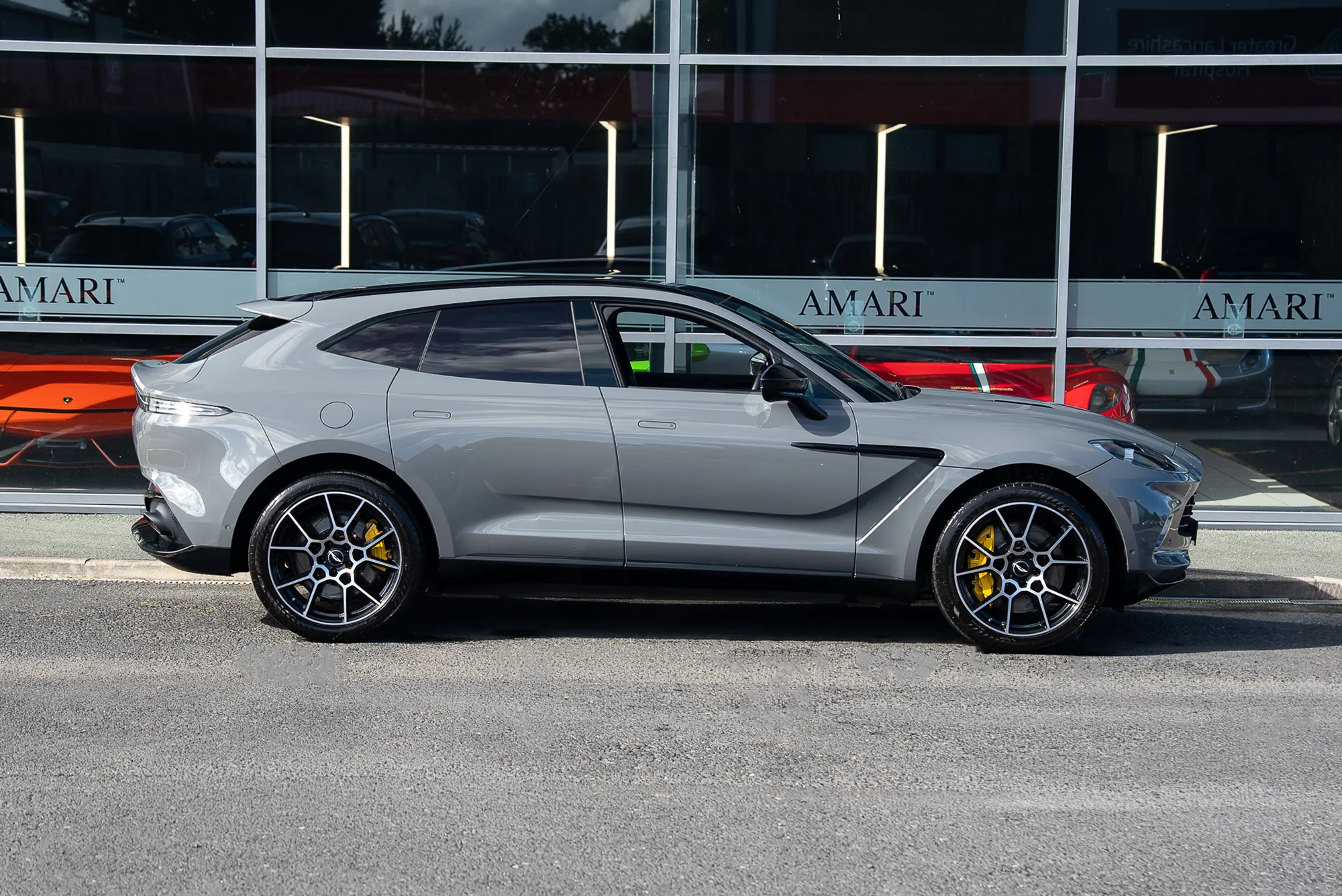 2021 Aston Martin DBX V8, 2/30
