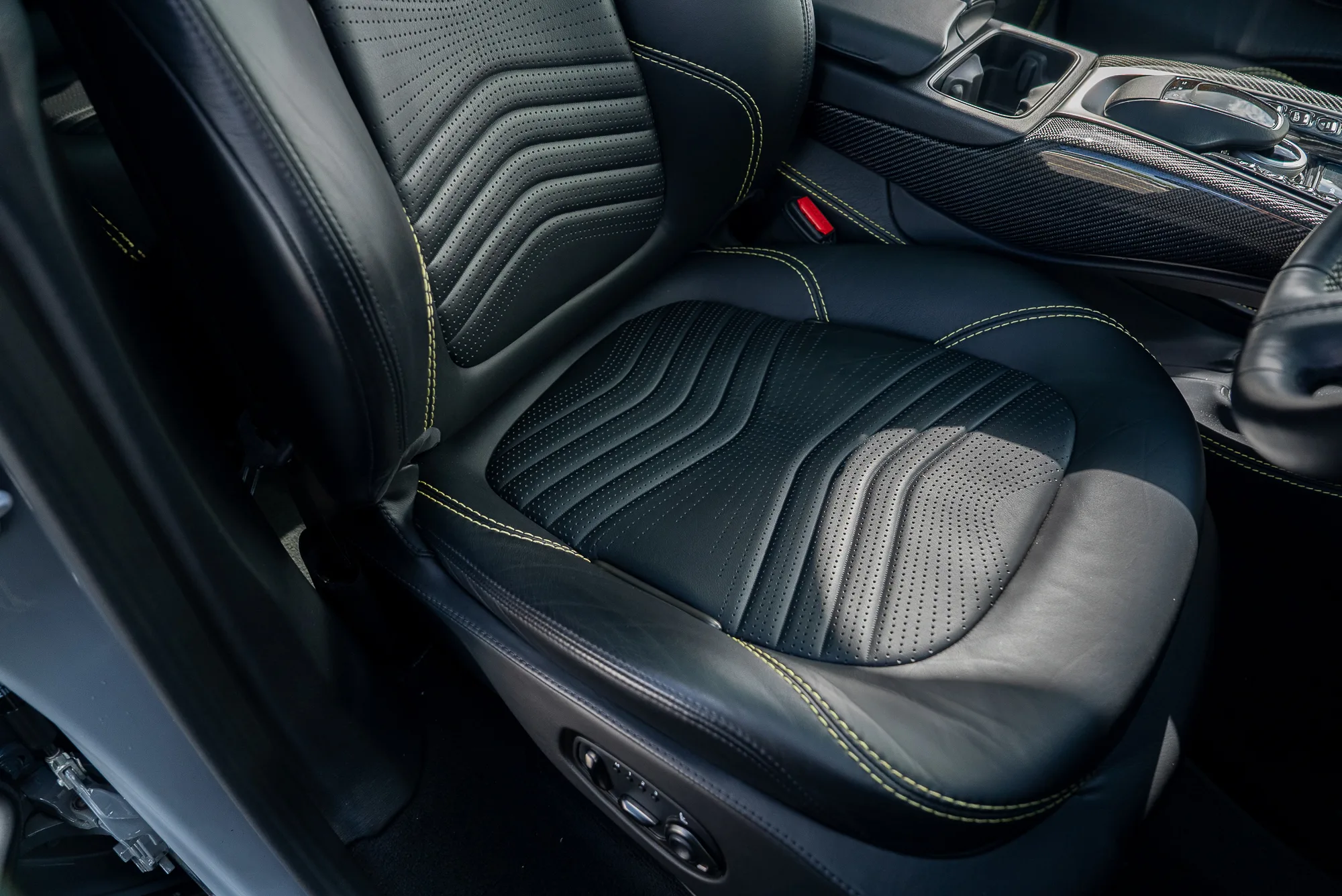 2021 Aston Martin DBX V8, 27/30