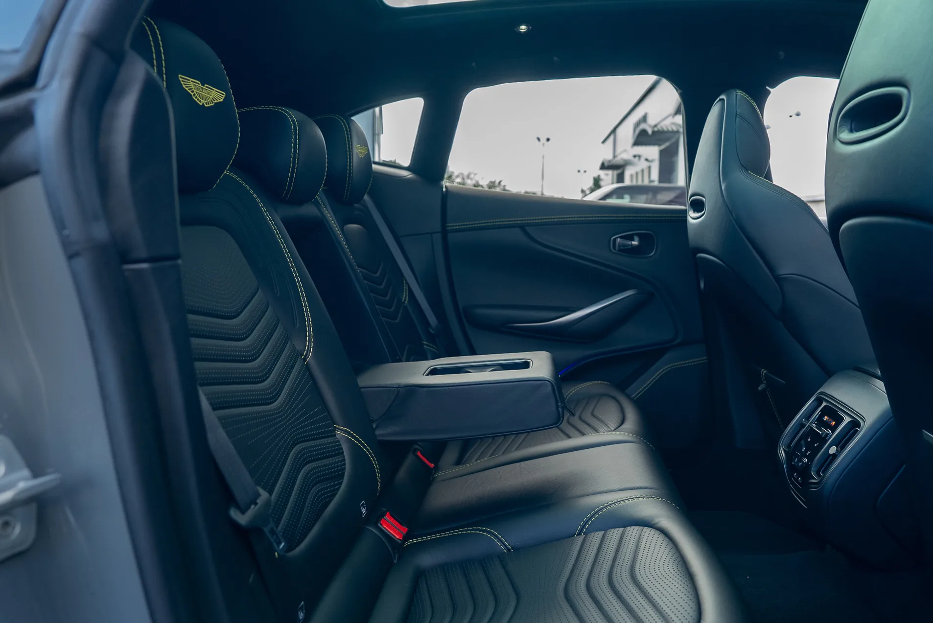 2021 Aston Martin DBX V8, 28/30