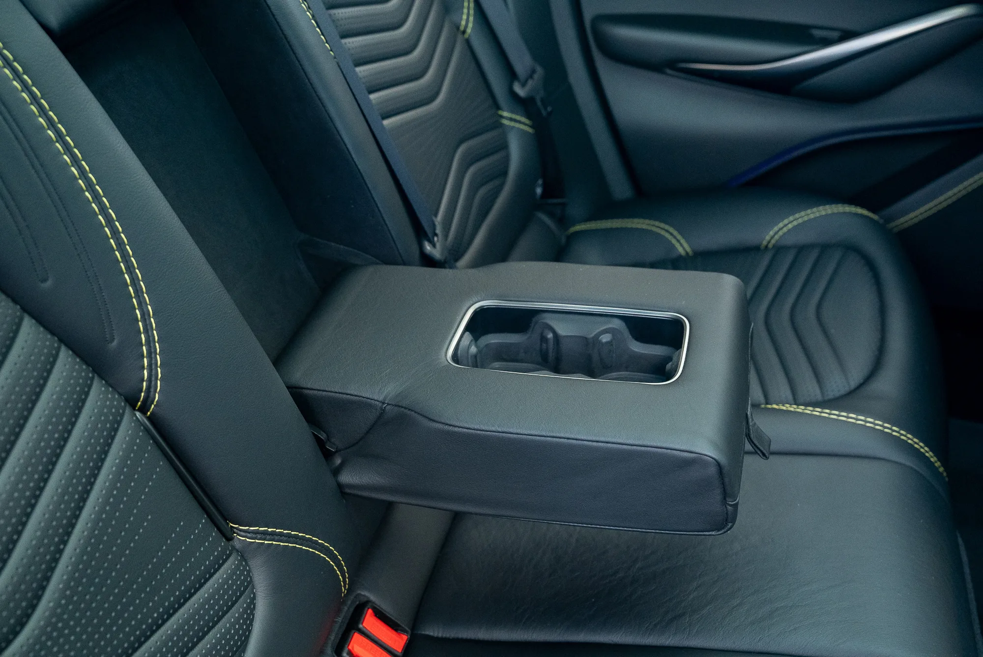 2021 Aston Martin DBX V8, 30/30