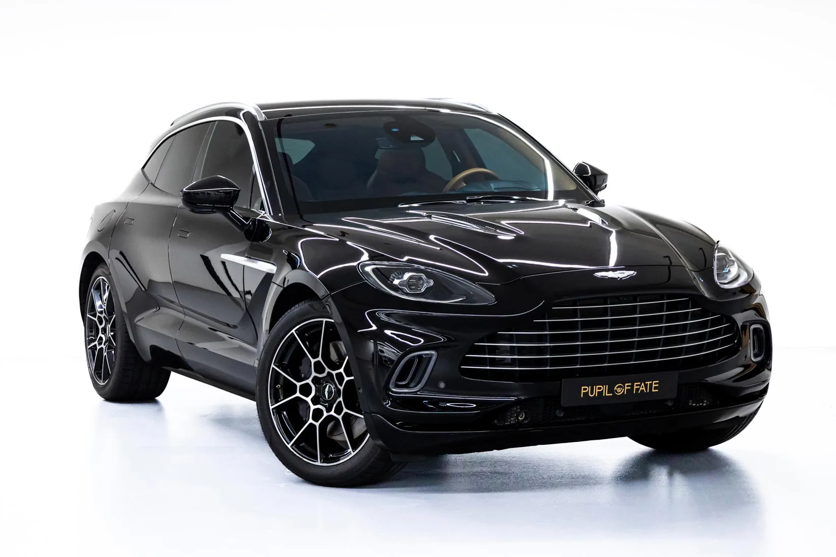 2021 Aston Martin DBX proposée par un concessionnaire spécialisé à Dubaï, Émirats arabes unis, photo principale