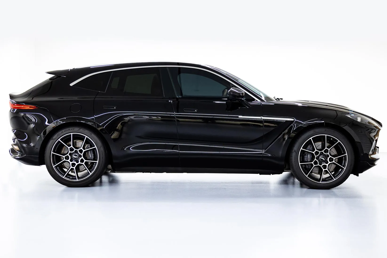 2021 Aston Martin DBX, 3/24