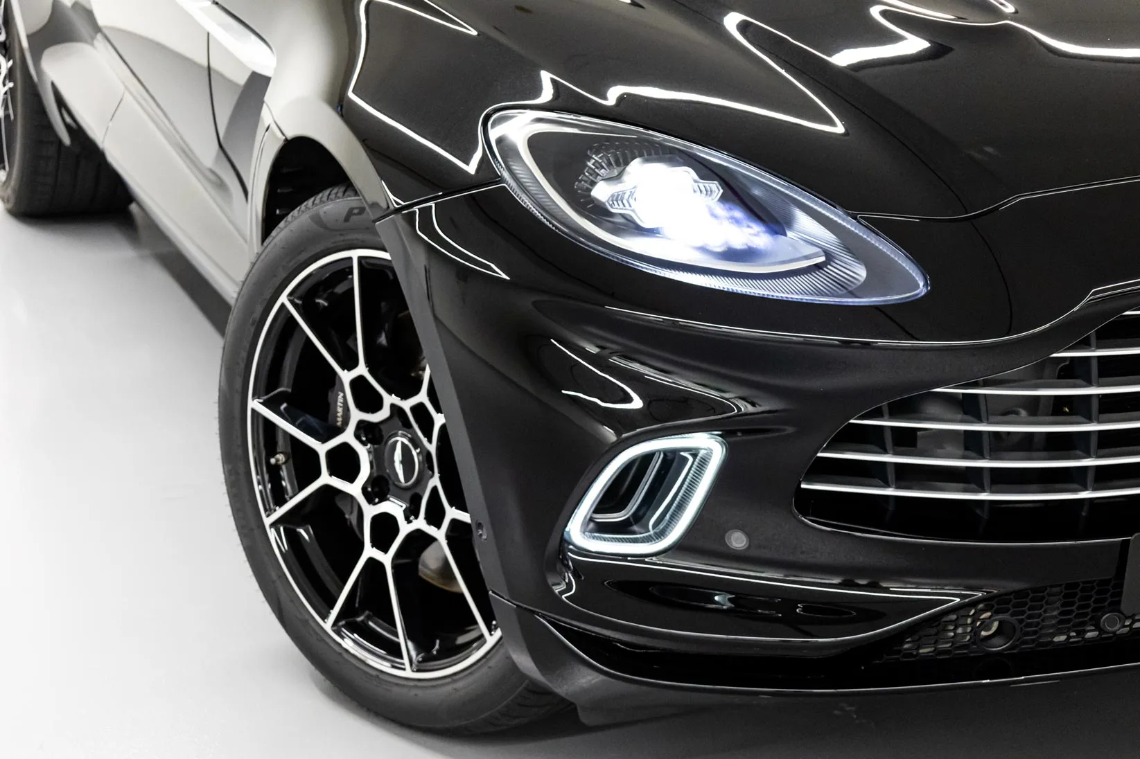 2021 Aston Martin DBX, 4/24