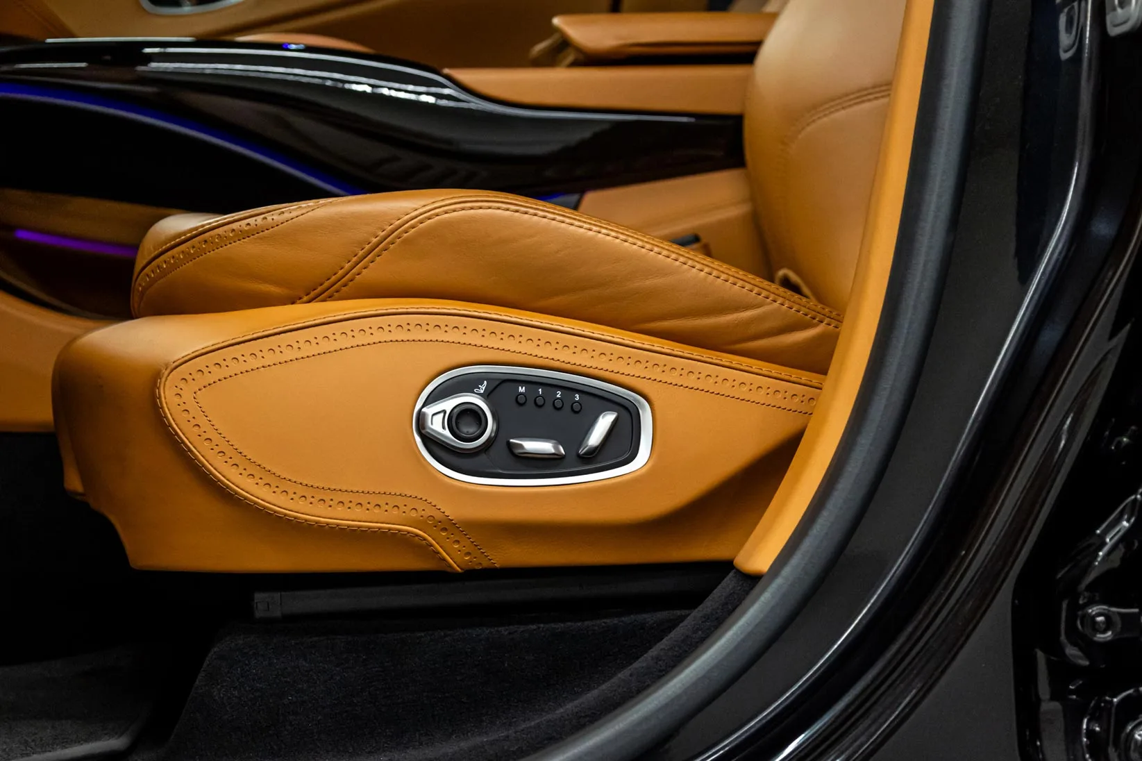 2021 Aston Martin DBX, 6/24