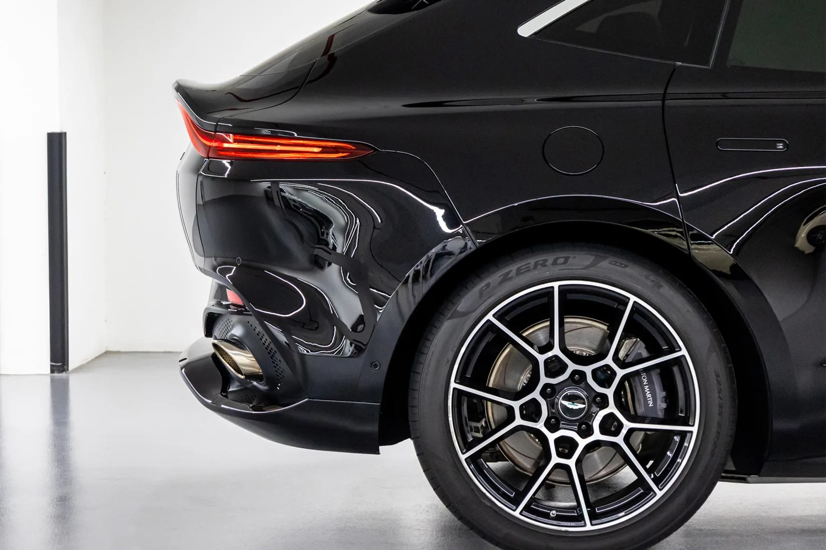 2021 Aston Martin DBX, 23/24
