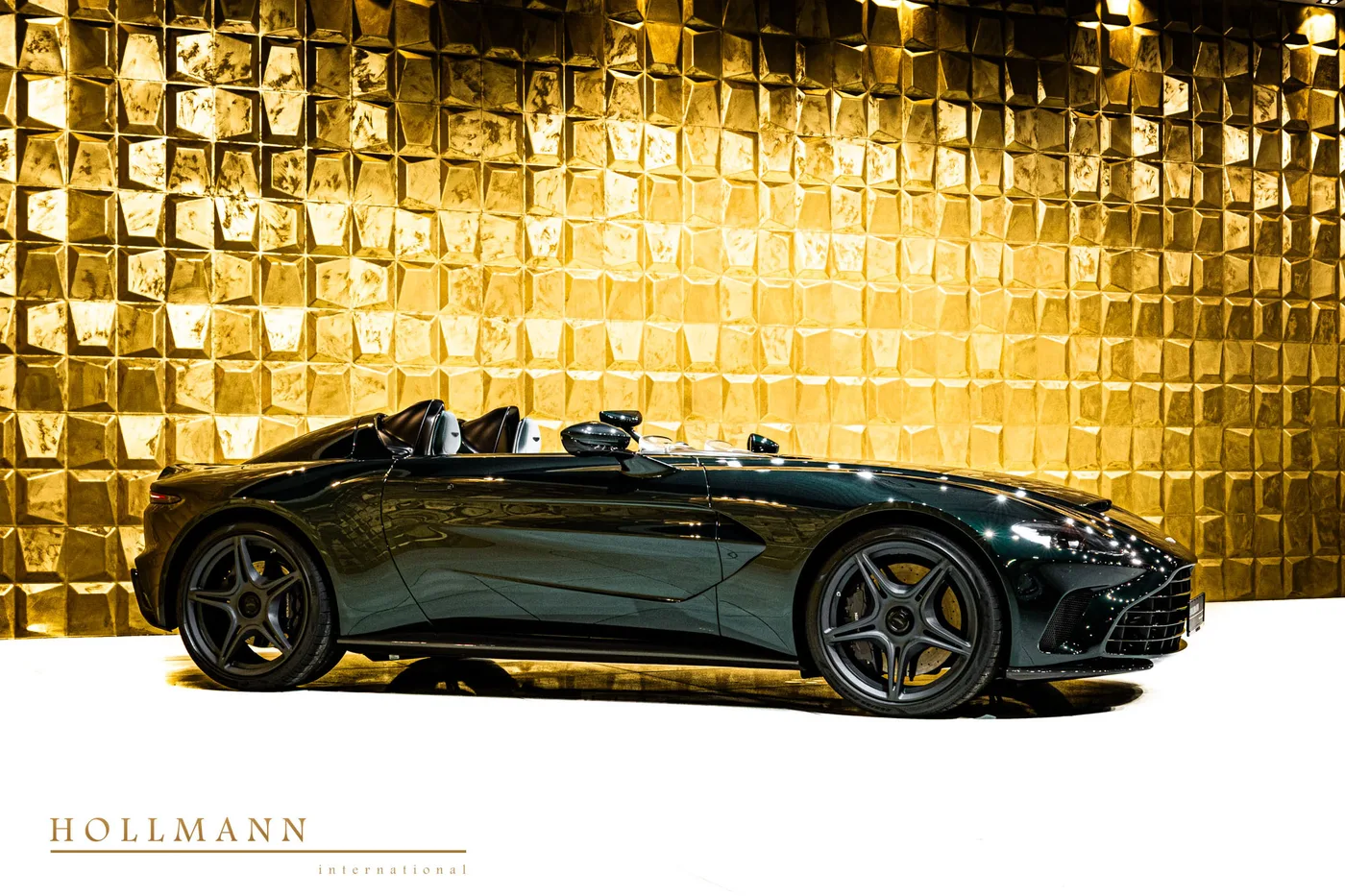 2021 Aston Martin V12 Speedster offered by a specialist dealer in Stuhr, Germany, photo 3 of 8