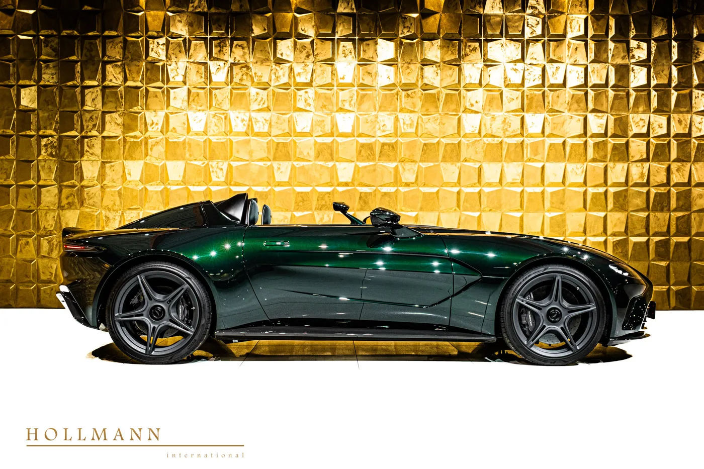 2021 Aston Martin V12 Speedster offered by a specialist dealer in Stuhr, Germany, photo 4 of 8