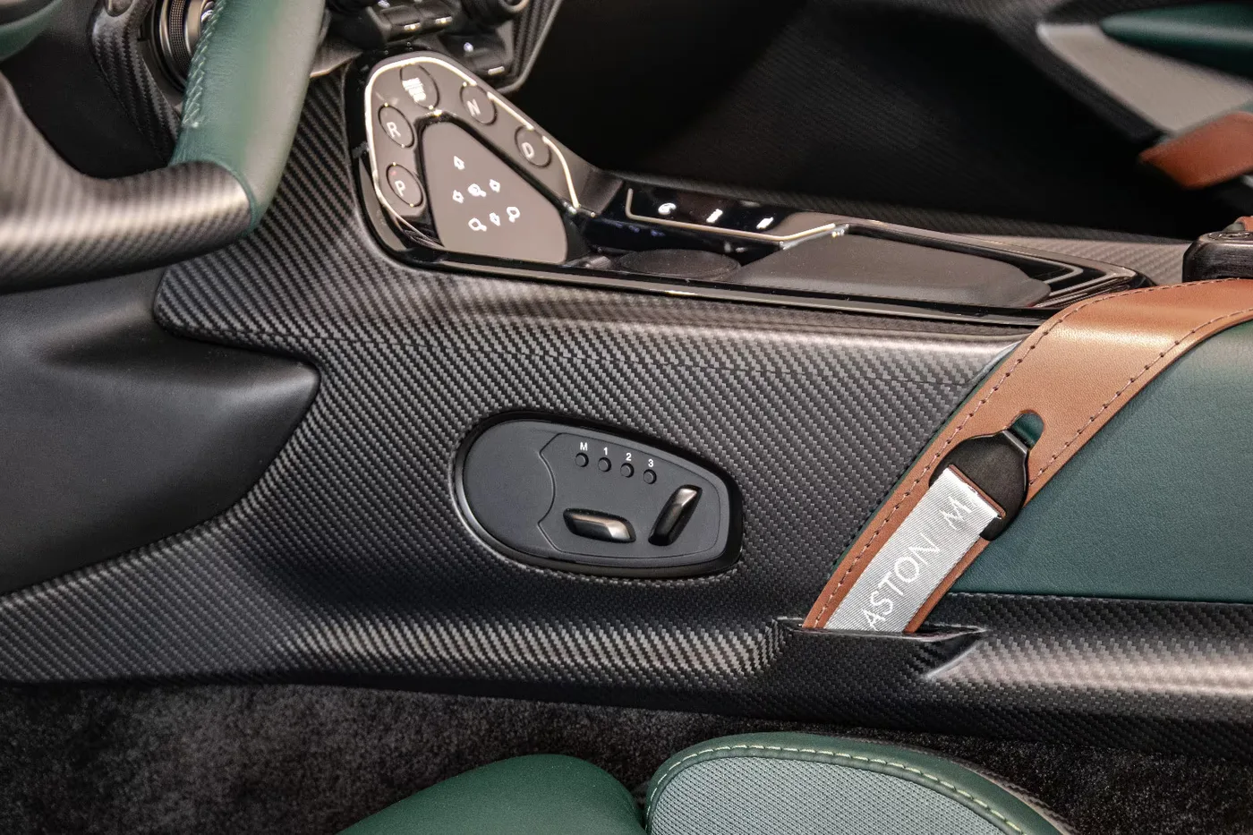 2021 Aston Martin V12 Speedster offered by a specialist dealer in Haar, Germany, photo 14 of 30